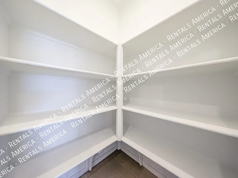 3380 N Camden Dr — Photo 37