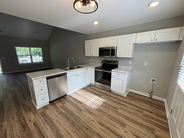 633 Clary St — Photo 13