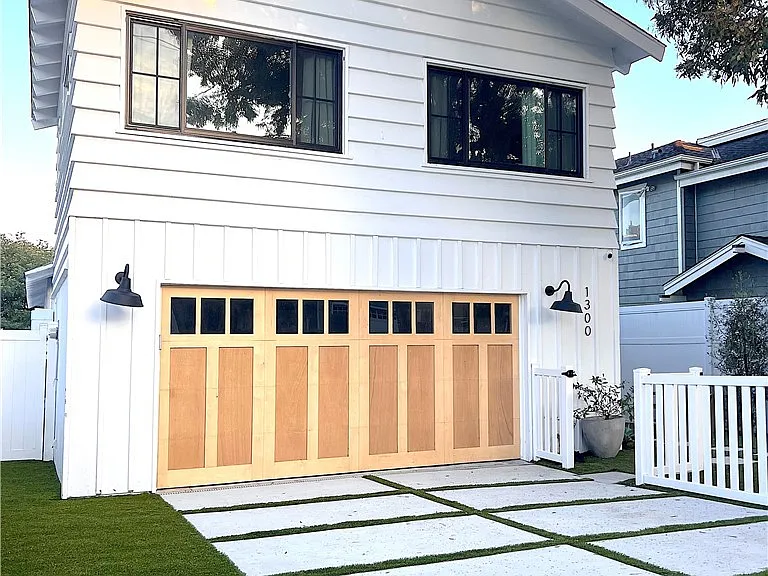 1300 Walnut Ave — Photo 1