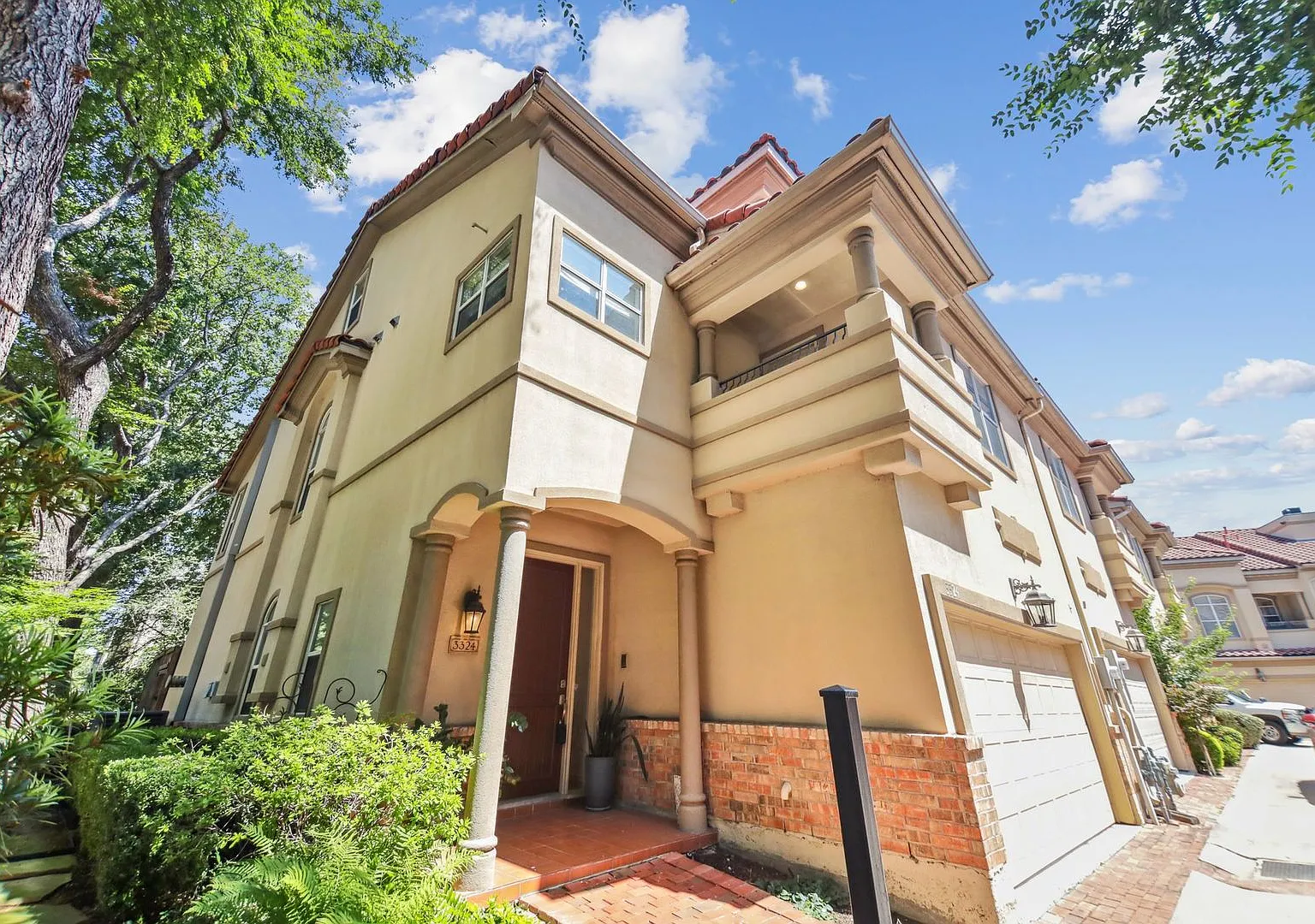 3 Bedroom townhome in Dallas — Photo 2