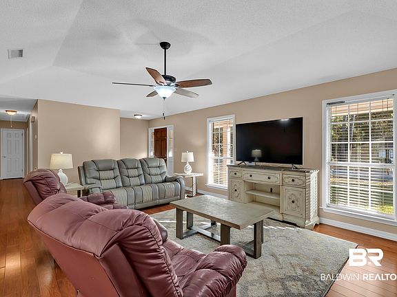 4th image of 125 Dunbar Loop
