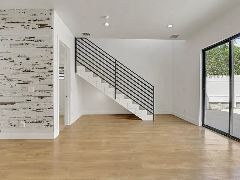 7434 Penfield Ave — Photo 15