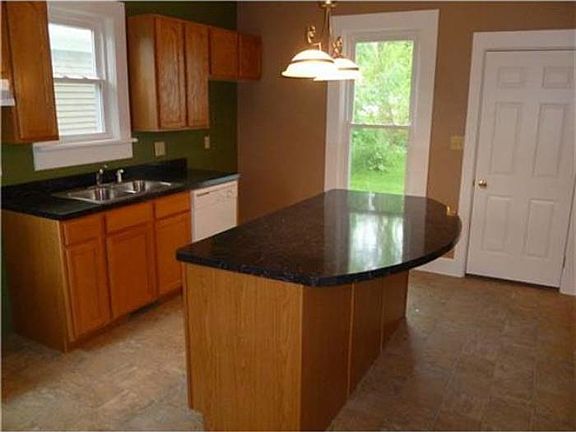 3rd image of 1026 W Jefferson Blvd