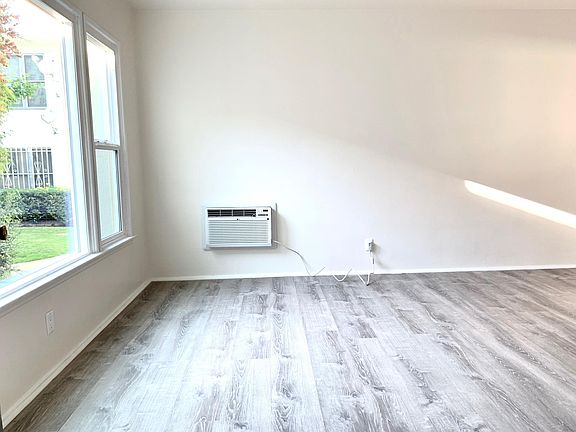 3rd image of 3811 Lockland Dr APT 8