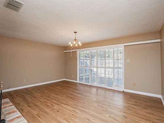 4th image of 909 Towne Lake Dr