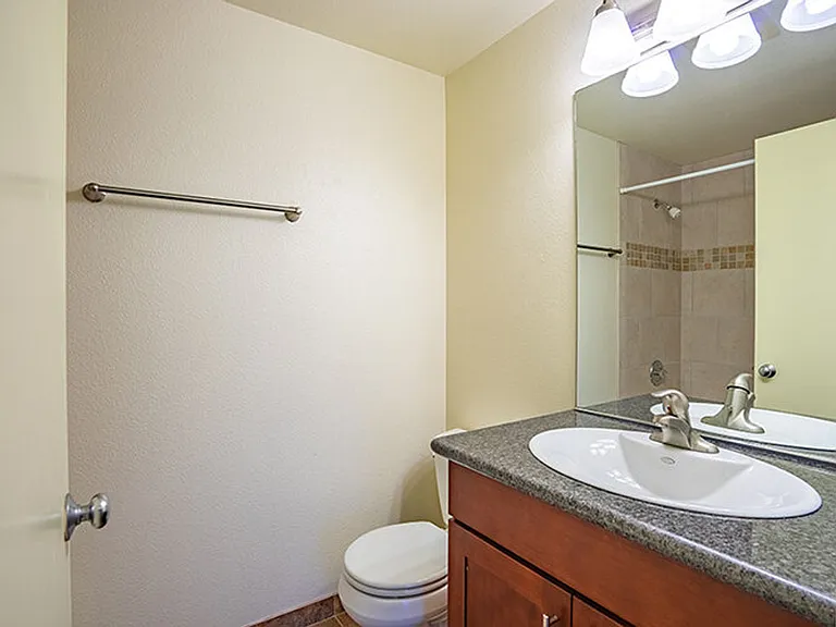 6th Ave Apartments — Photo 16
