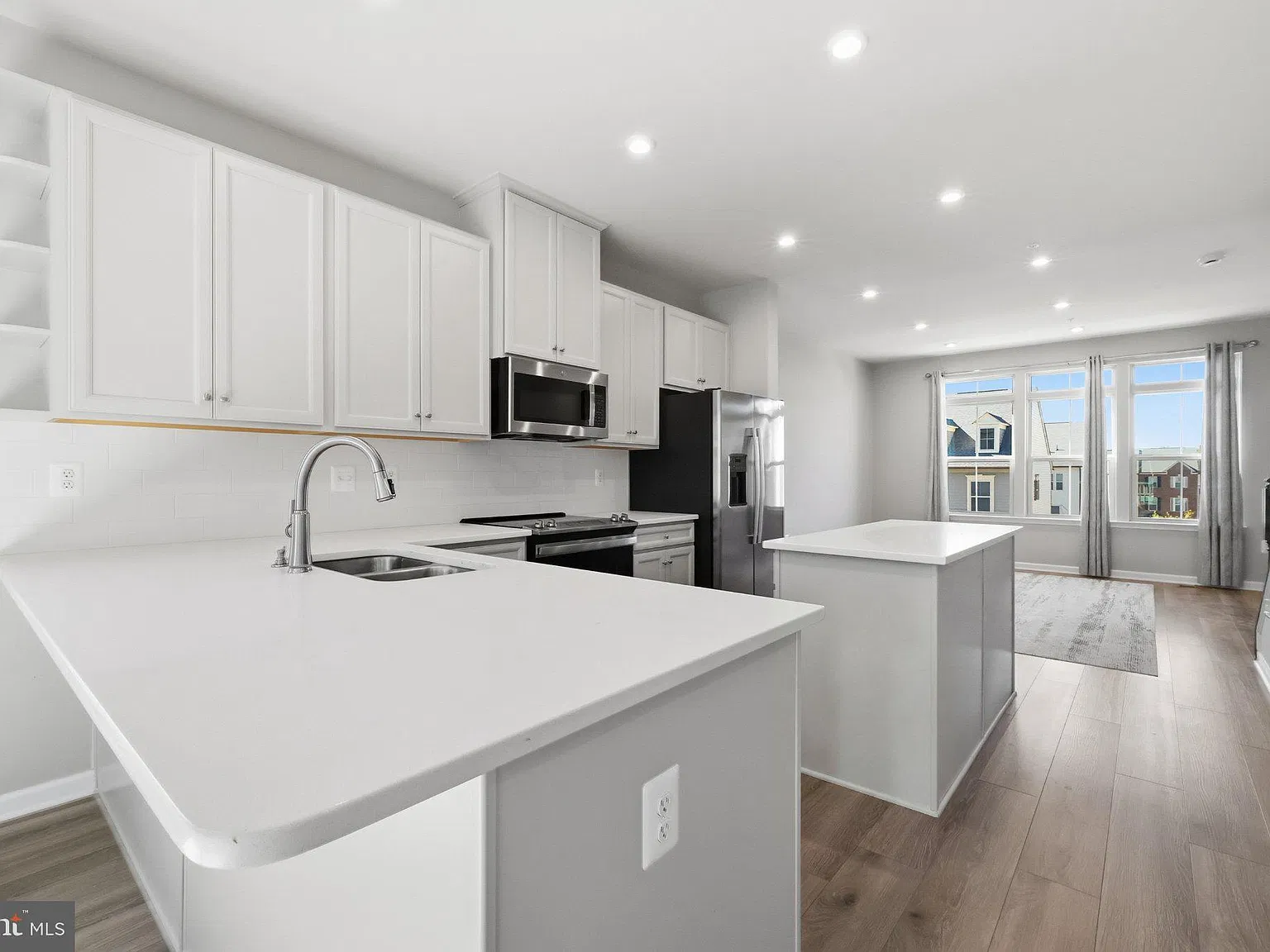 3 bed, 3.5 bath, 1600 sqft, $3,000 — Photo 4