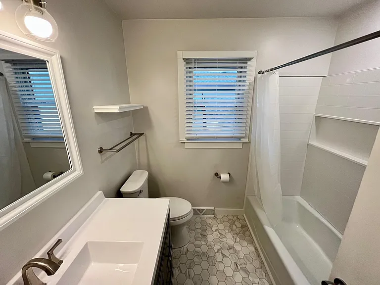 1821 Johnson St NE — Photo 9