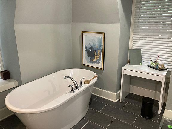 Master bath - tub