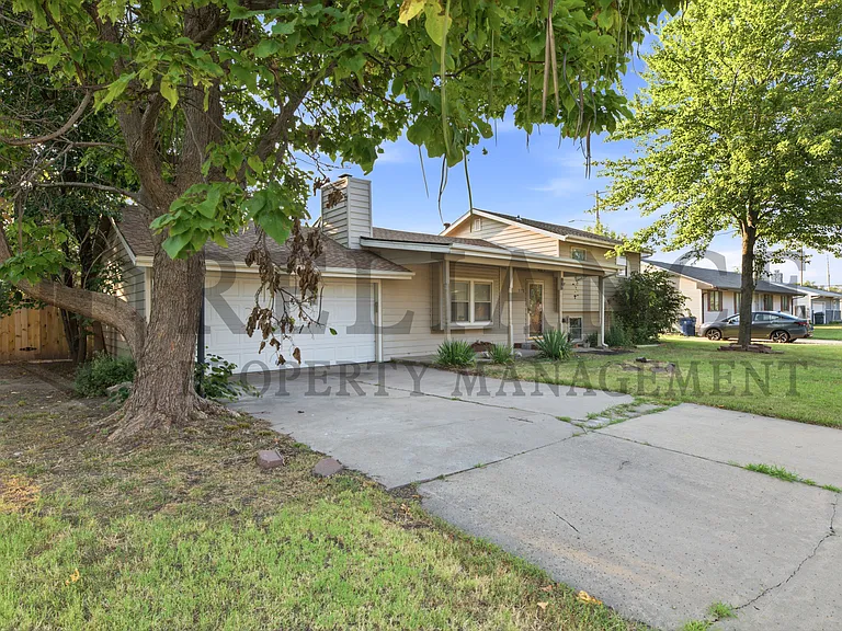 322 S Jonathan St — Photo 3
