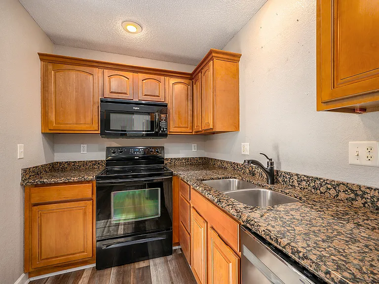 801 SW Peach Tree Ln — Photo 11