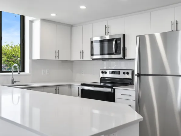 Sophia Apartments, 91 Valley Stream Dr, Ottawa, ON K2H 9G8