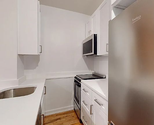 2nd image of 45 W 87th St #1B