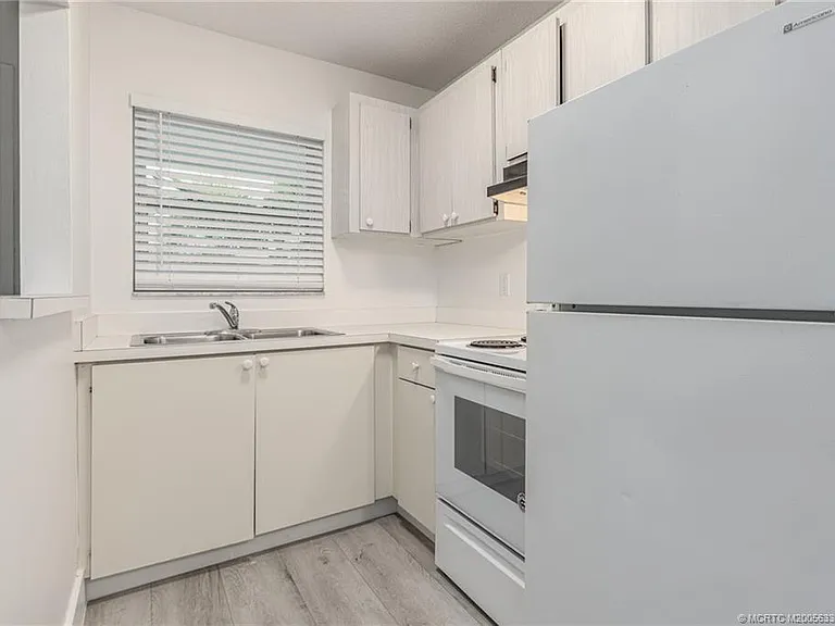 660 SW Bryant Ave #10 — Photo 6