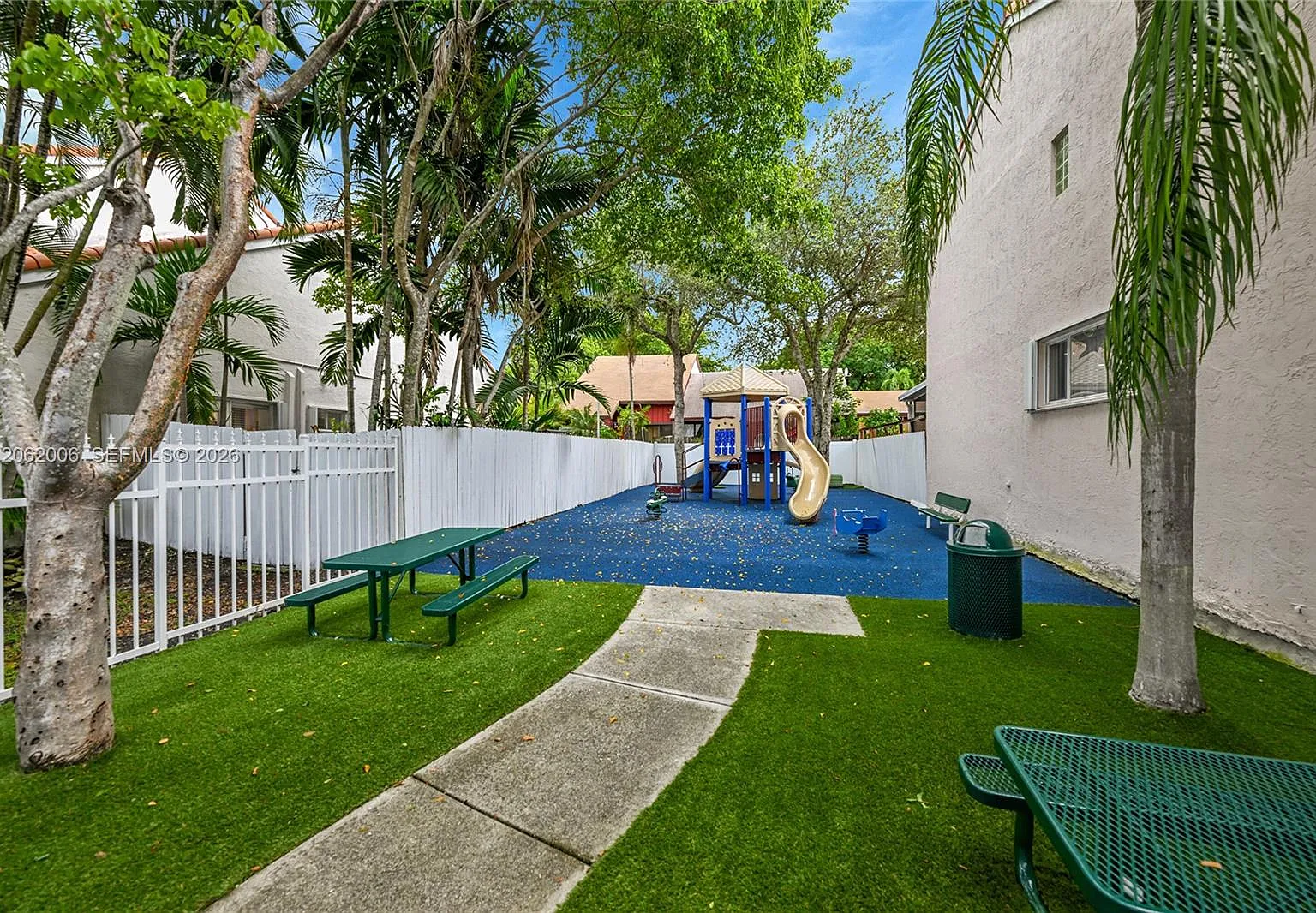 Emerald Pointe — Photo 2
