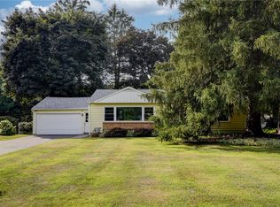 5 Shire Oaks Dr, Pittsford, NY 14534