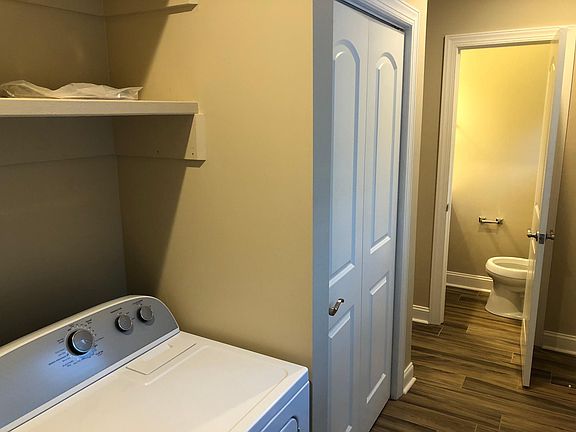 5th image of 8 Nancy Ln