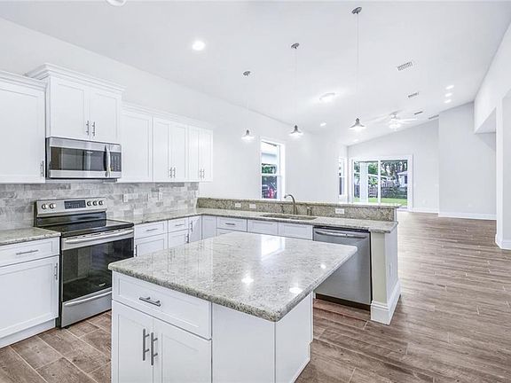 4th image of 962 SW 27th St