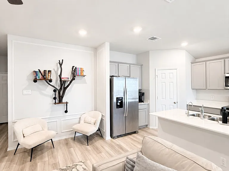 3719 Addison St — Photo 9