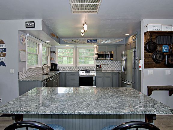 4th image of 990 Dogwood Ln