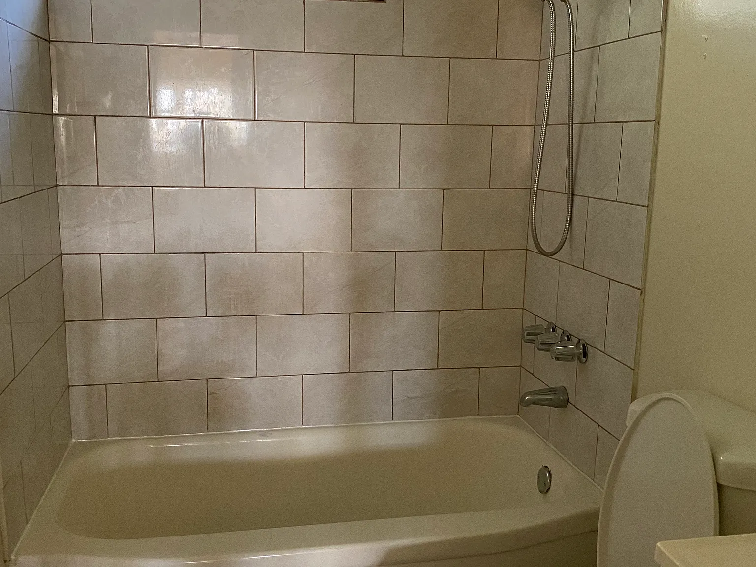 1048 S Gordon St — Photo 4