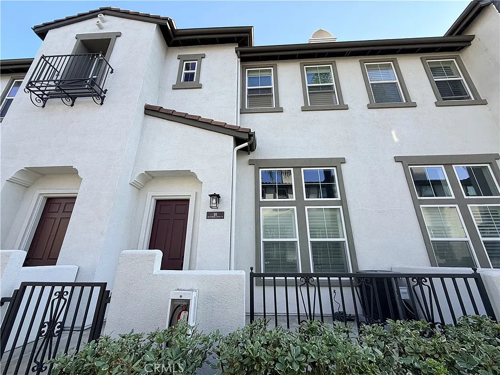 3 bed, 2.5 bath, 1560 sqft, $3,700 — Photo 1
