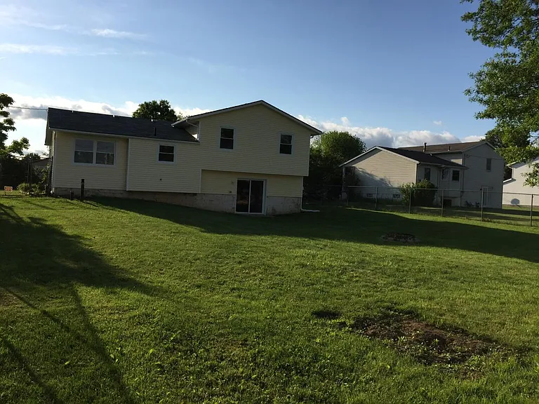 8178 Sapphire Ave NE — Photo 3