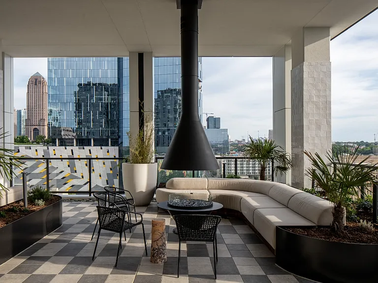 Emmi Midtown — Photo 41