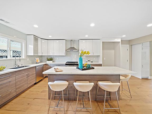 5th image of 921 Daffodil Way
