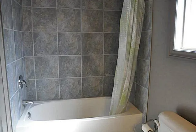 4 bed, 2.5 bath, 2600 sqft, $900 — Photo 2