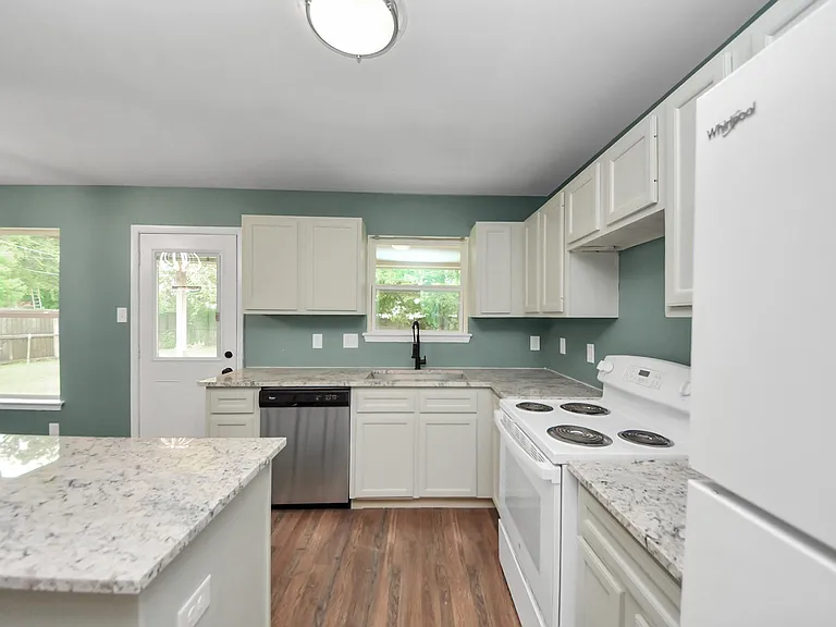 608 Trinity Ln — Photo 14