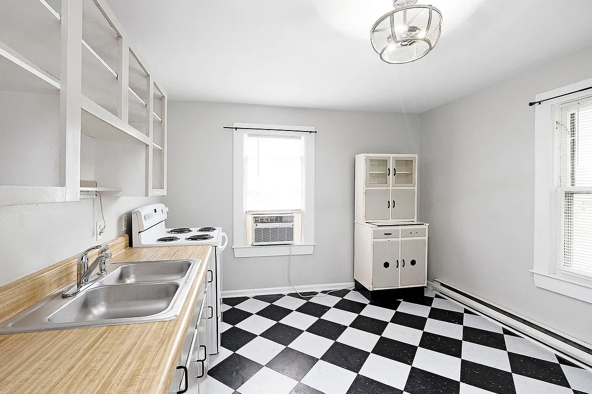 Building Photo - 136 Goodman St #B