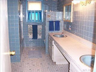 5th image of 115 Diamond St