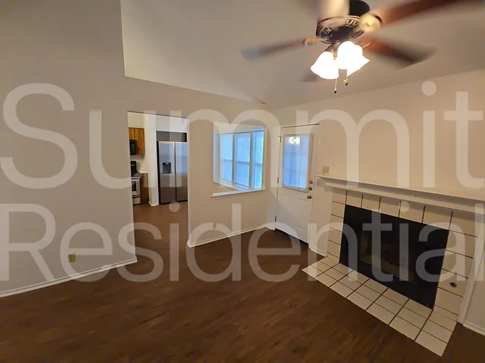 1607 Parkwood Dr — Photo 4