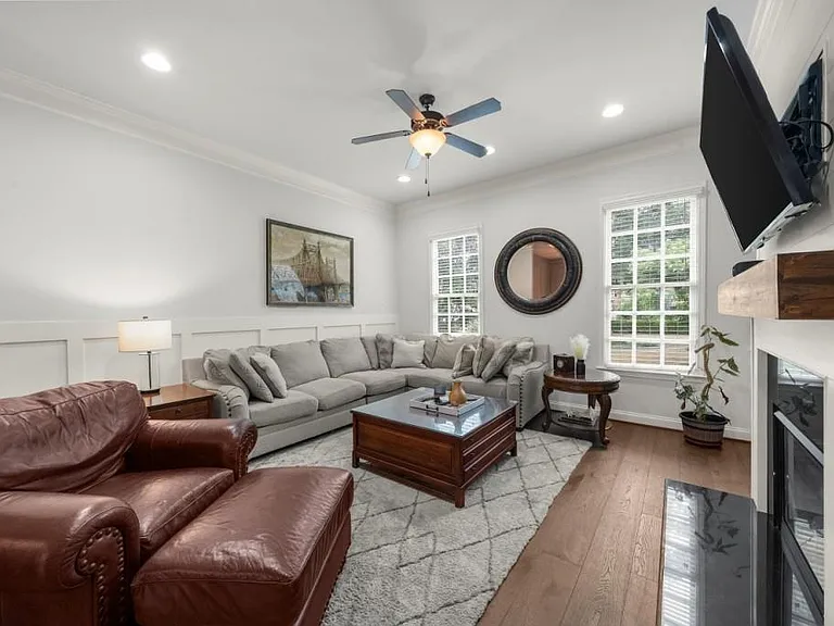 410 Rose Garden Ln — Photo 8