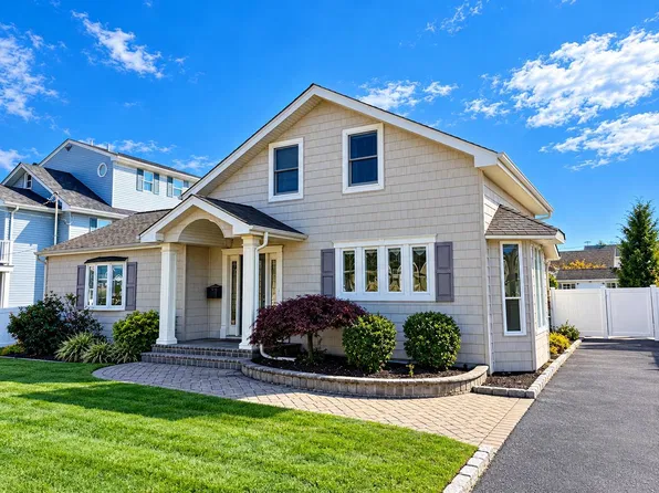 12 New Point Place, Amityville, NY 11701