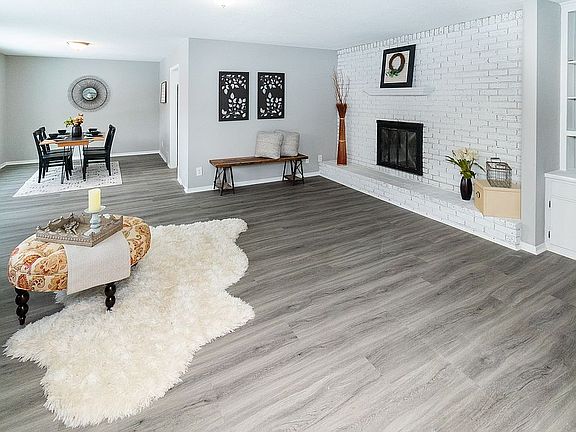 3rd image of 13717 Wellington Cres