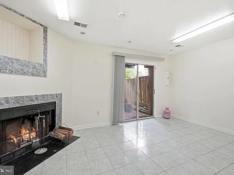 14247 Oxford Dr — Photo 5