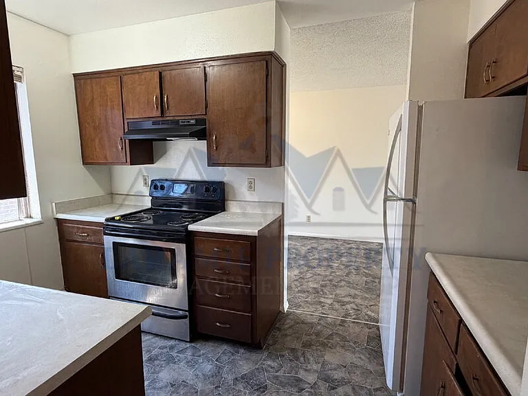 710 Downey St #18 — Photo 9