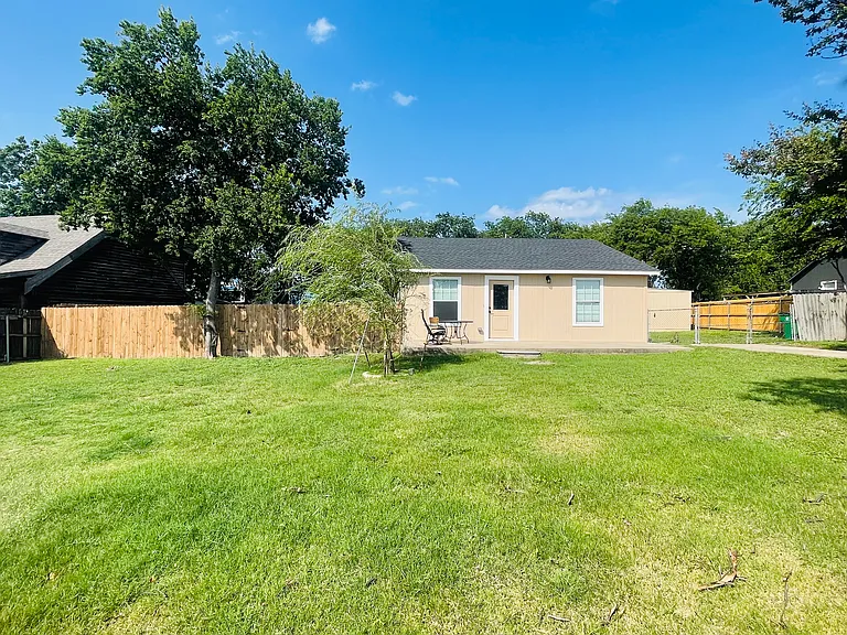 109 Lois St — Photo 1