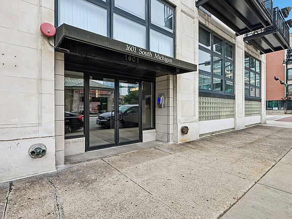 3rd image of 1601 S Michigan Ave APT 405