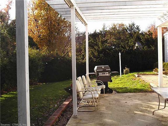 5th image of 15 Orchard Hill Dr