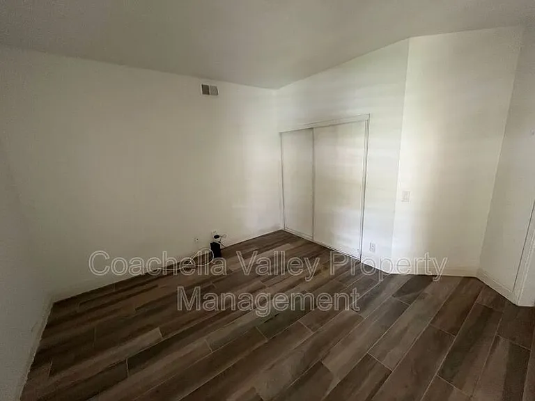 289 Vista Royale Cir W — Photo 23