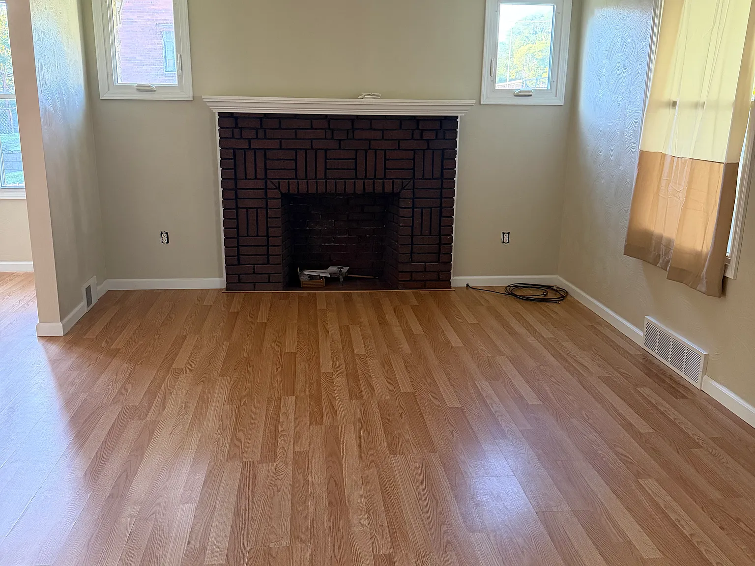 3 bed, 996 sqft, $2,000 — Photo 2