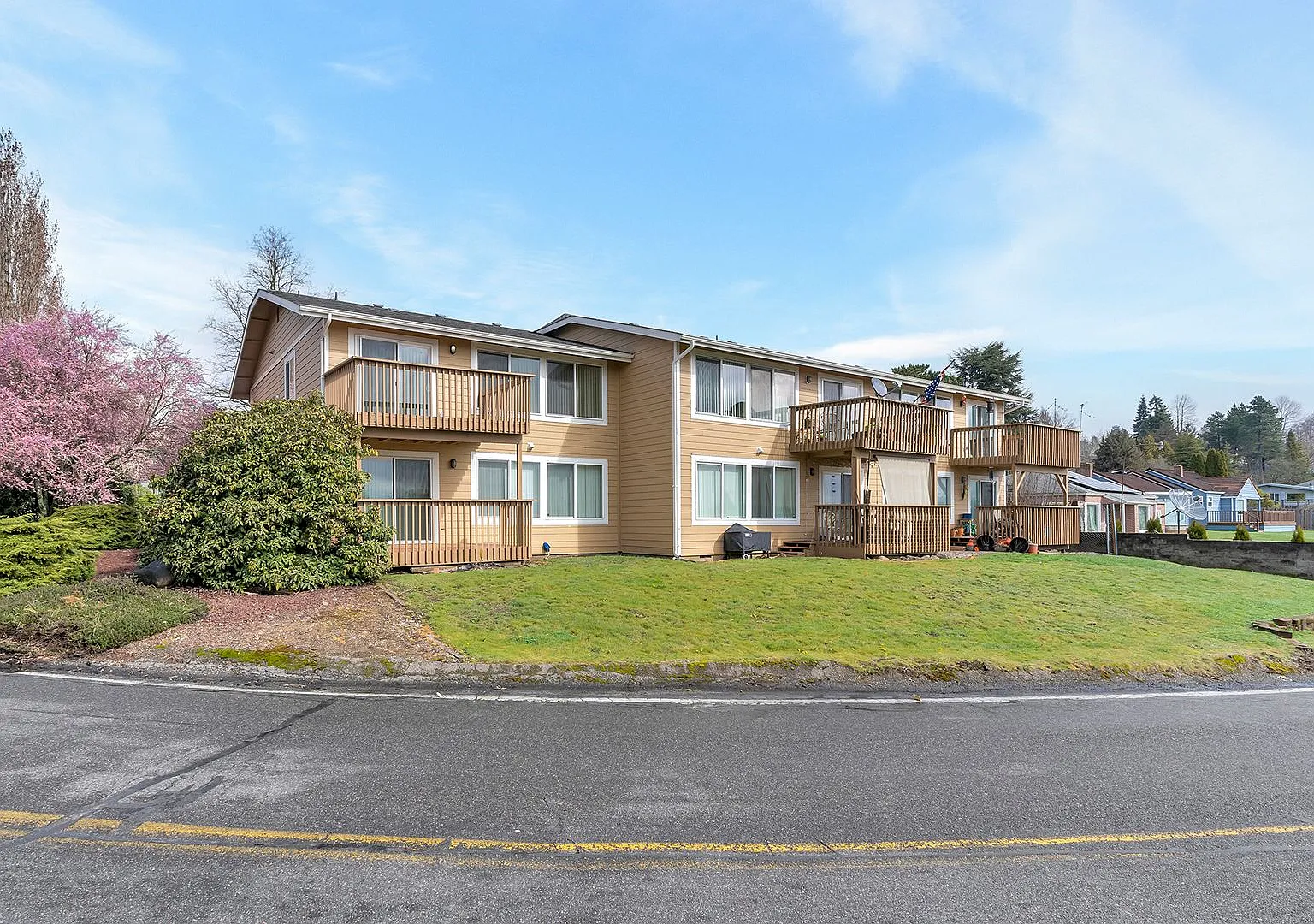 Newly renovated 2 BR Apartment with Stunning Views in Tacoma — Photo 1