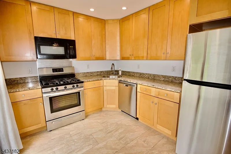 3 bed, 2.5 bath, 1350 sqft, $3,350 — Photo 1