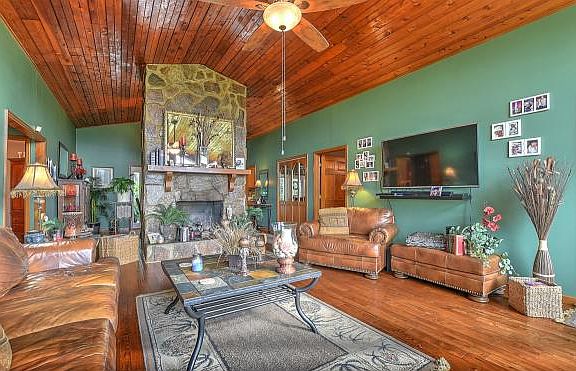 3rd image of 135 Lovegrove Ln