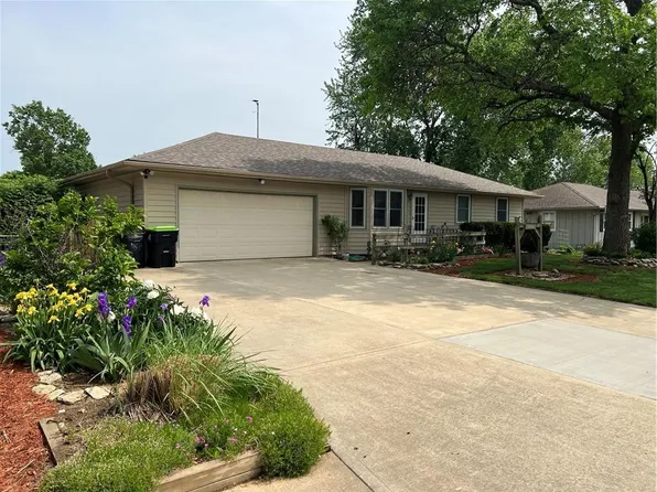 1703 Blueberry Dr, Harrisonville, MO 64701
