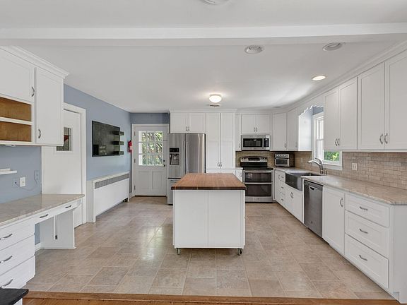 5th image of 102 Bollingbrook Dr