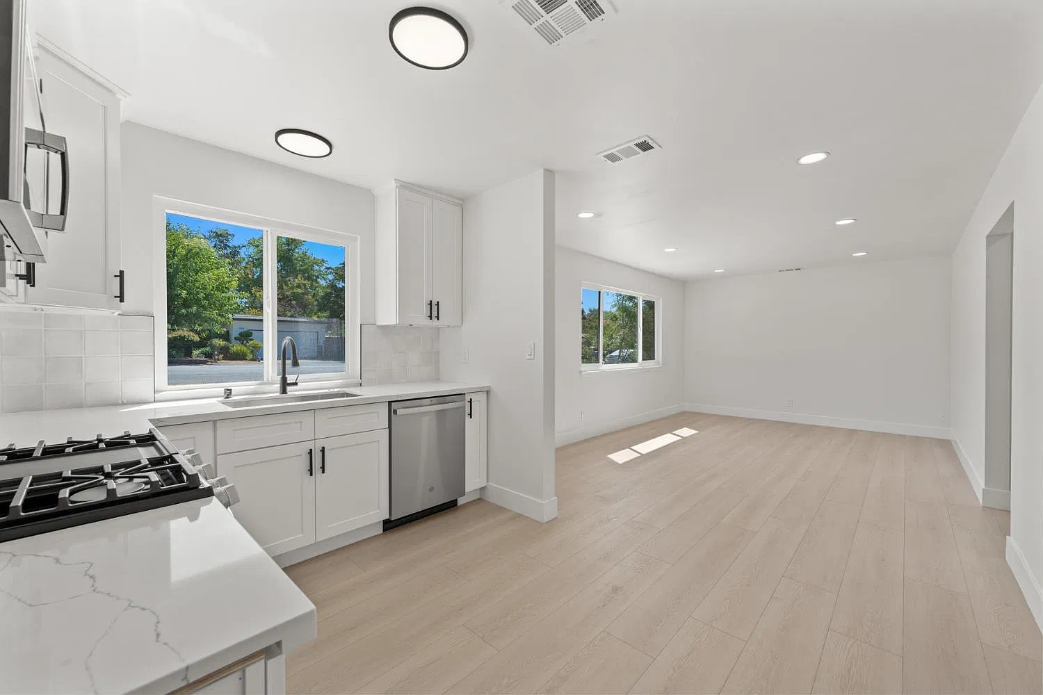 2 bed, 700 sqft, $2,500 — Photo 2